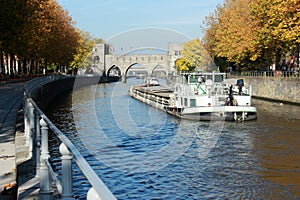 Promenade le long du quai Notre-Dame ÃÆÃâÃâ Ã¢â¬â¢ÃÆÃ¢â¬Å¡ÃâÃÂ  Tournai en Belgique en automne avec le Pont des trous en perspective photo